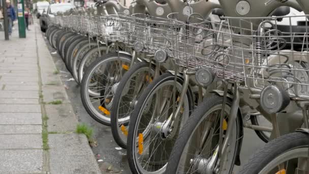 Ряд велосипедов возле дороги . — стоковое видео