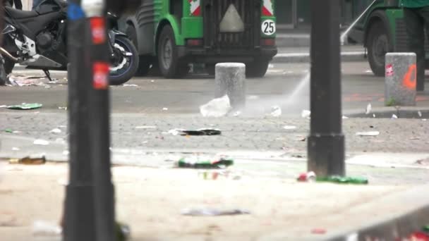 Hombre con manguera lava carretera . — Vídeos de Stock