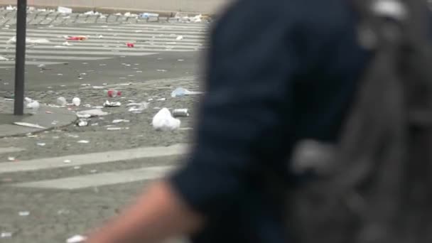 Menschen auf schmutziger Straße. — Stockvideo