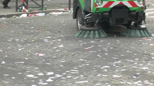 Vehicle is cleaning the road. — Stock Video