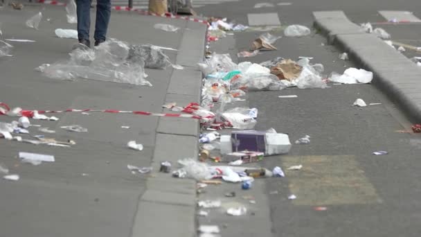 Beine, die auf der Straße gehen. — Stockvideo