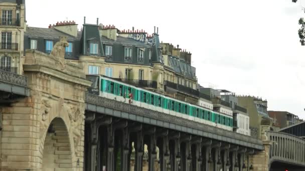 Le train municipal se déplace près du bâtiment . — Video