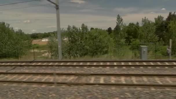 Vista de los rieles desde el tren . — Vídeos de Stock