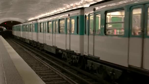 Tren Metro İstasyonu'na hareket. — Stok video