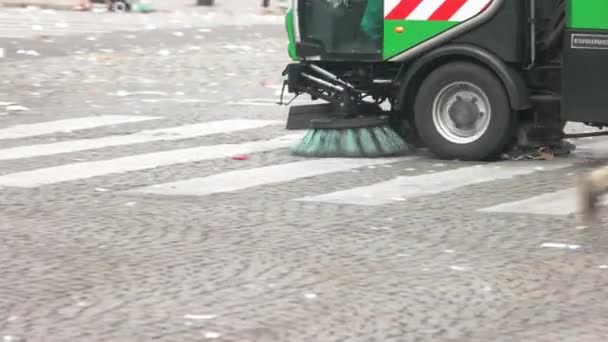 Vehicle is cleaning the street. — Stock Video