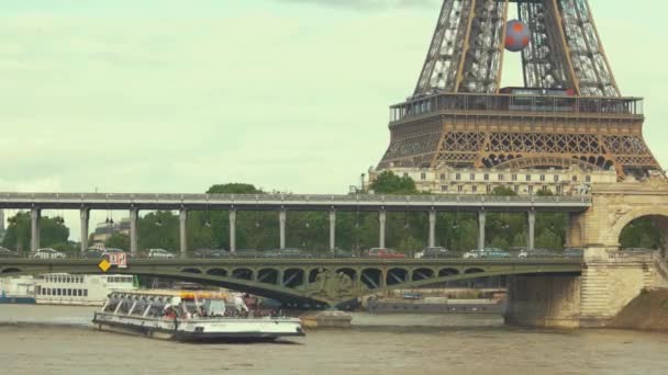 Lodě pohybující se v blízkosti Eiffel tower. — Stock video