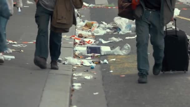 Mensen wandelen langs vuilnis. — Stockvideo