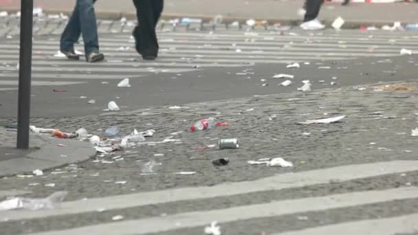 Menschen gehen auf der Straße. — Stockvideo