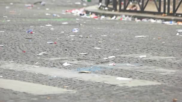 Basura en la carretera . — Vídeo de stock