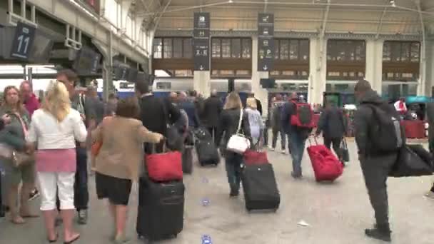 Persone a piedi sulla stazione ferroviaria . — Video Stock