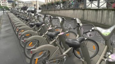 Satır motosikletlerin road yakınındaki.