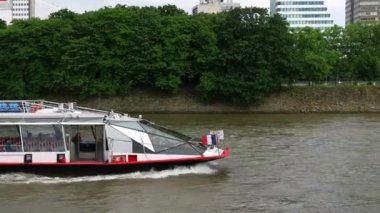 Nehrin üzerinde hareket tekne.