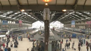 Gündüz tren istasyonunda.