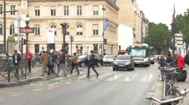 Araba yolun çapraz insanlar.