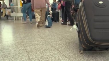 Trenin yanında Bagaj grubu.