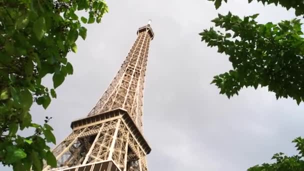 Eiffel-tornet och grå himmel. — Stockvideo