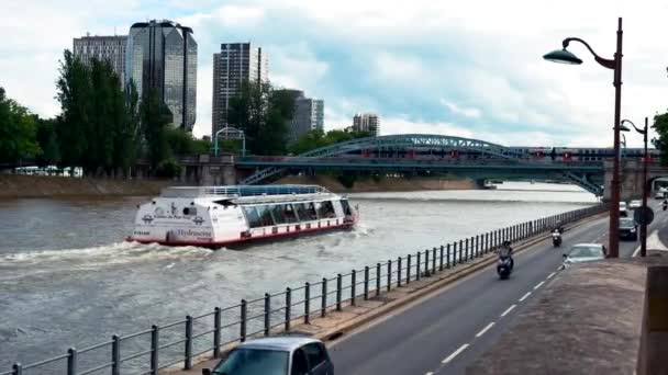 Barco se move ao longo do rio . — Vídeo de Stock