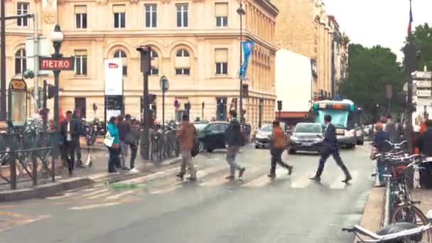 La gente sta attraversando la strada . — Video Stock