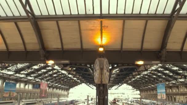 Terminal di una stazione ferroviaria . — Video Stock