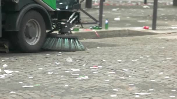 El coche está limpiando la calle . — Vídeo de stock