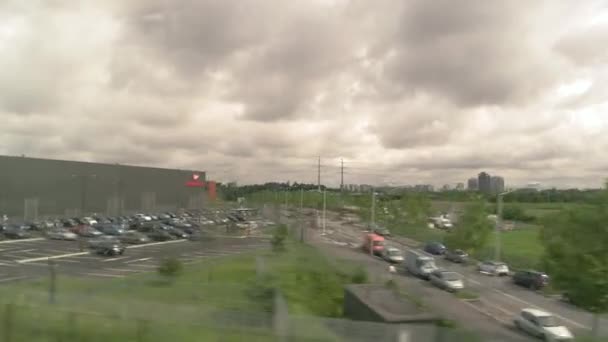 Uitzicht vanaf de snel bewegende trein. — Stockvideo