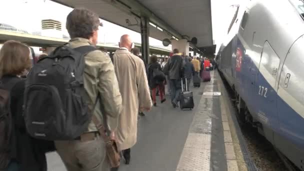 Menschen gehen auf Bahnsteig. — Stockvideo