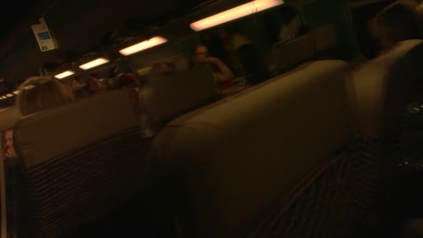 Pasażerowie pociągu w nocy. — Wideo stockowe