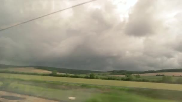 Vista del pueblo desde el tren . — Vídeo de stock