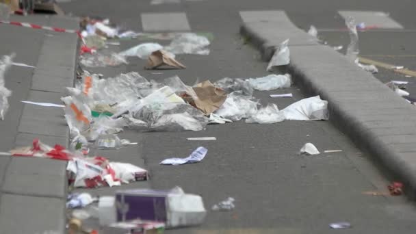 Müll auf der Straße. — Stockvideo