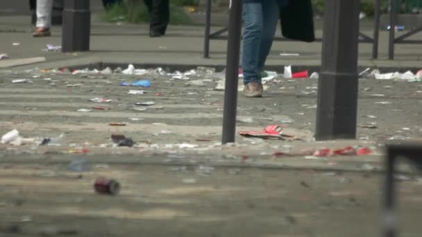İnsanlar kirli sokakta yürümek. — Stok video