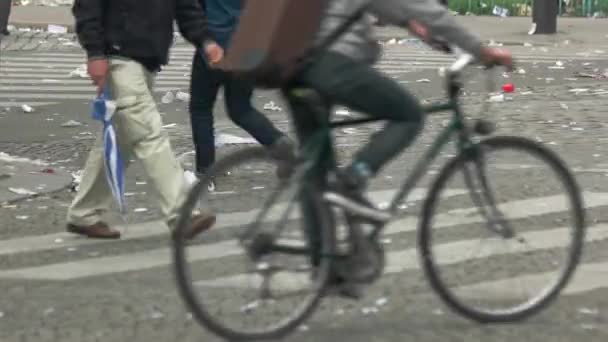 Pessoas na rua cheia de lixo . — Vídeo de Stock