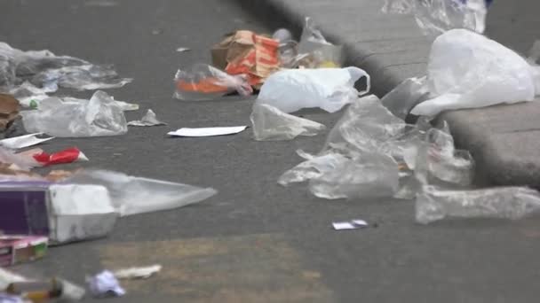 Basura volando en el viento . — Vídeos de Stock