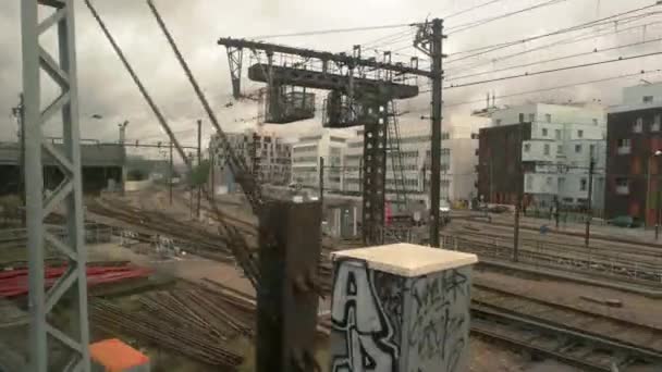 Zicht vanuit het treinraam. — Stockvideo