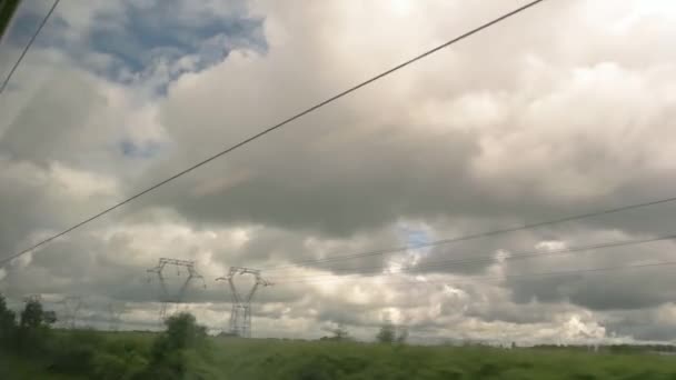 Himmel hinter Zugfenster. — Stockvideo