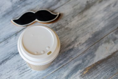 Sıcak bir içecek Kupası ve bisküvi.