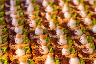 Küçük kek çikolata kırıntıları ile.