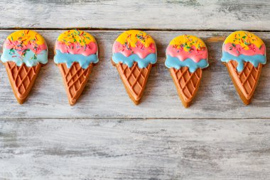 Dondurma şeklinde kurabiye.