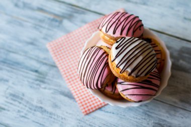 Peçete üzerinde bisküvi ile kase.