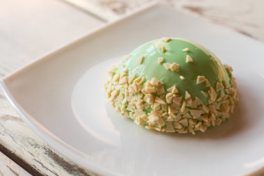 Küçük yeşil pasta plaka üzerinde.