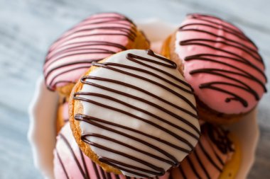 Sırlı bisküvi yığını.