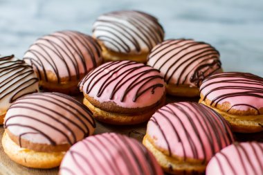 Tanımlama bilgisi sandviç pembe krema ile.