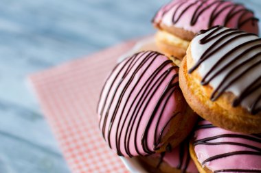 Pembe sır ile bisküvi.