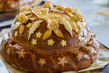 Bir şekilde dekore edilmiş ekmek somun.