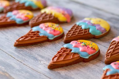 Gri ahşap yüzeyde bisküvi.