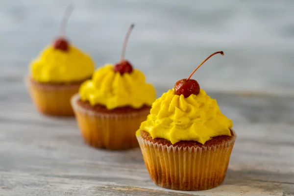 Cupcakes com cobertura amarela . — Fotografia de Stock