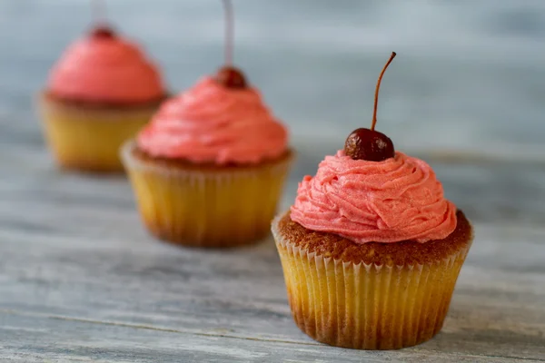 Cupcakes com cobertura rosa . — Fotografia de Stock