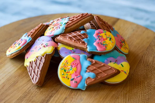 Pilha de cookies coloridos envidraçados . — Fotografia de Stock