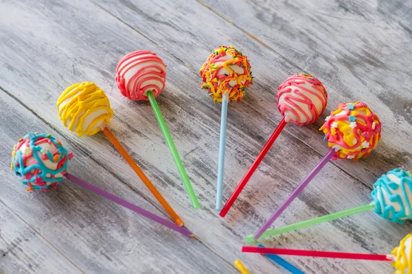 Färgglada sötsaker på pinnar. — Stockfoto