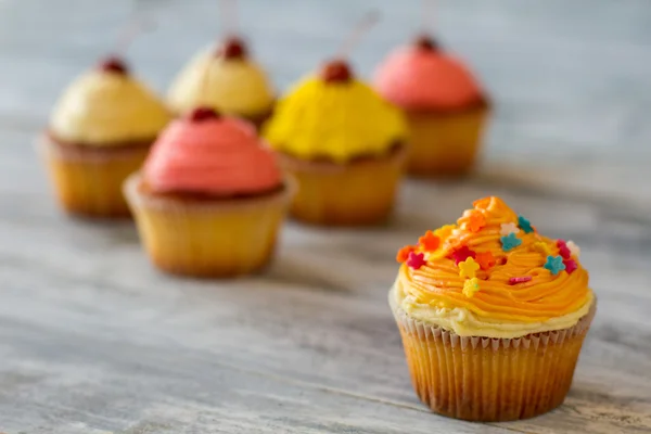 Cupcake com cobertura de laranja . — Fotografia de Stock