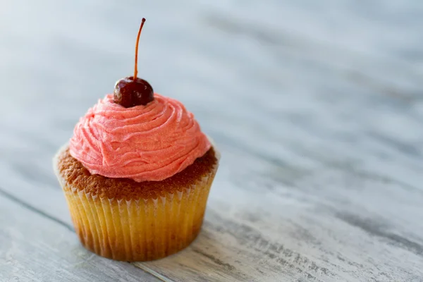 Cupcake com creme rosa . — Fotografia de Stock